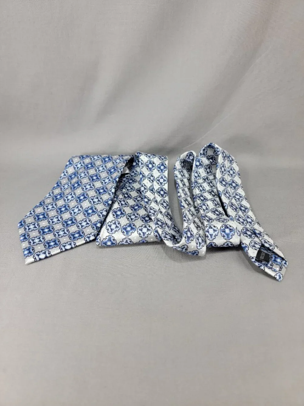 DC Daniel Craig Silk Necktie Tie Mens Silver Blue Foulard Medallion